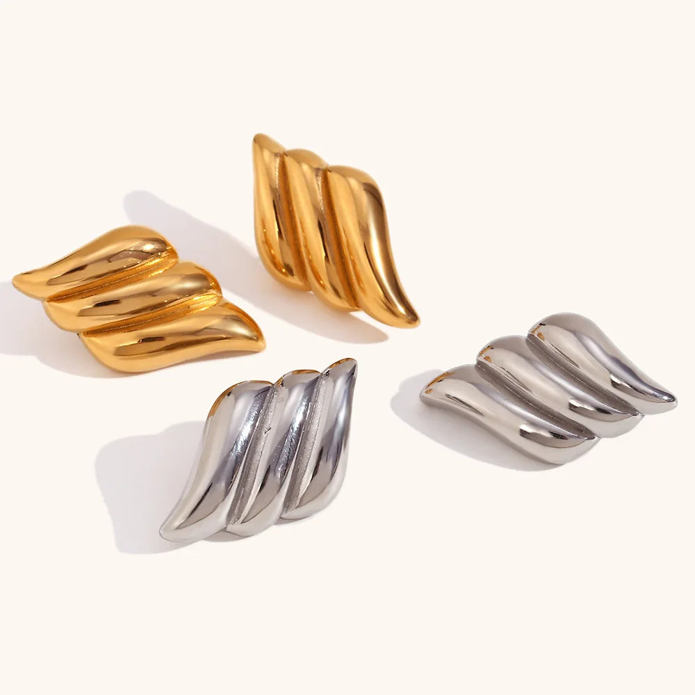 Brinco Asas em Camadas Marcante com Banho Ouro 18K