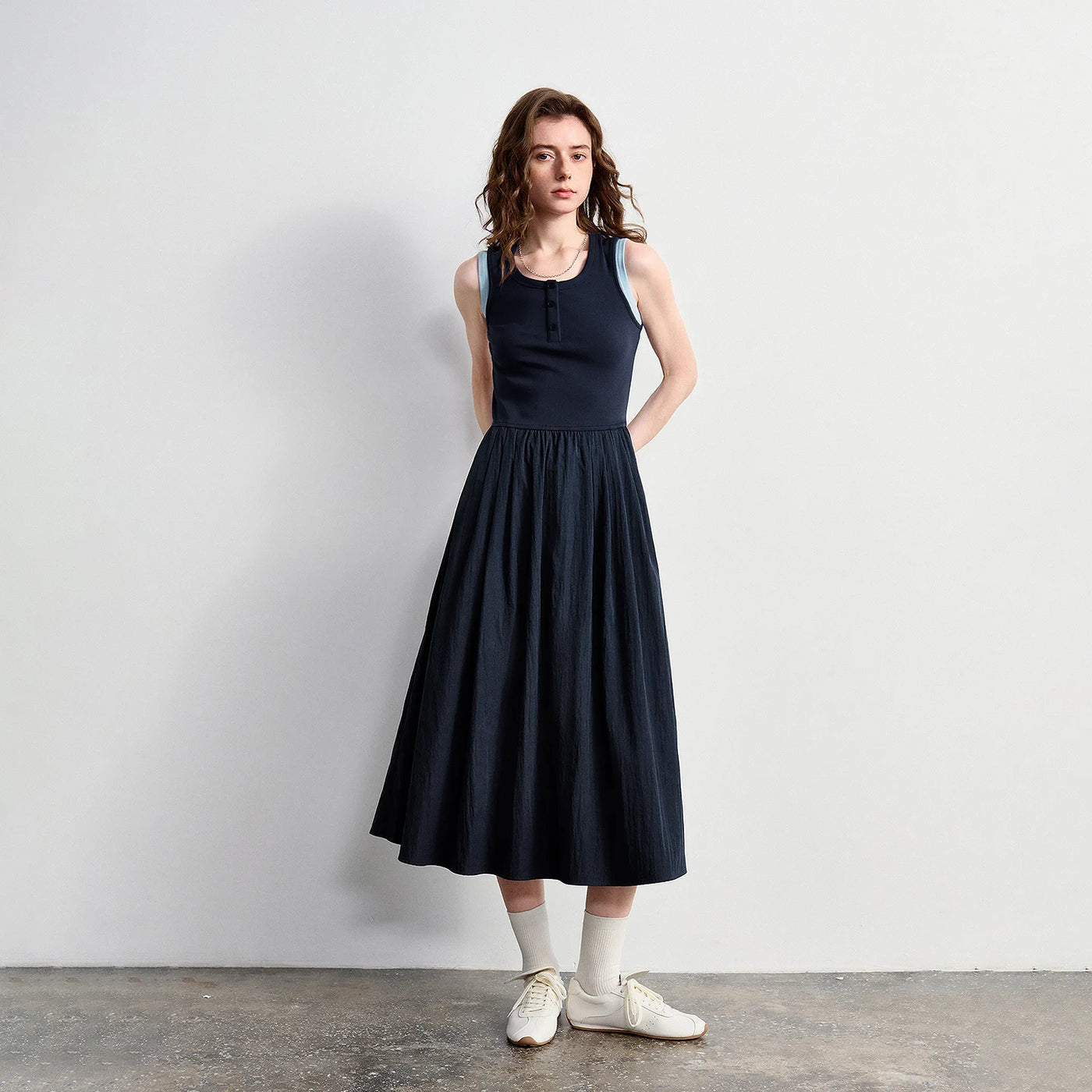 Vestido Midi Azul-Royal com Recortes e Modelagem Ajustada