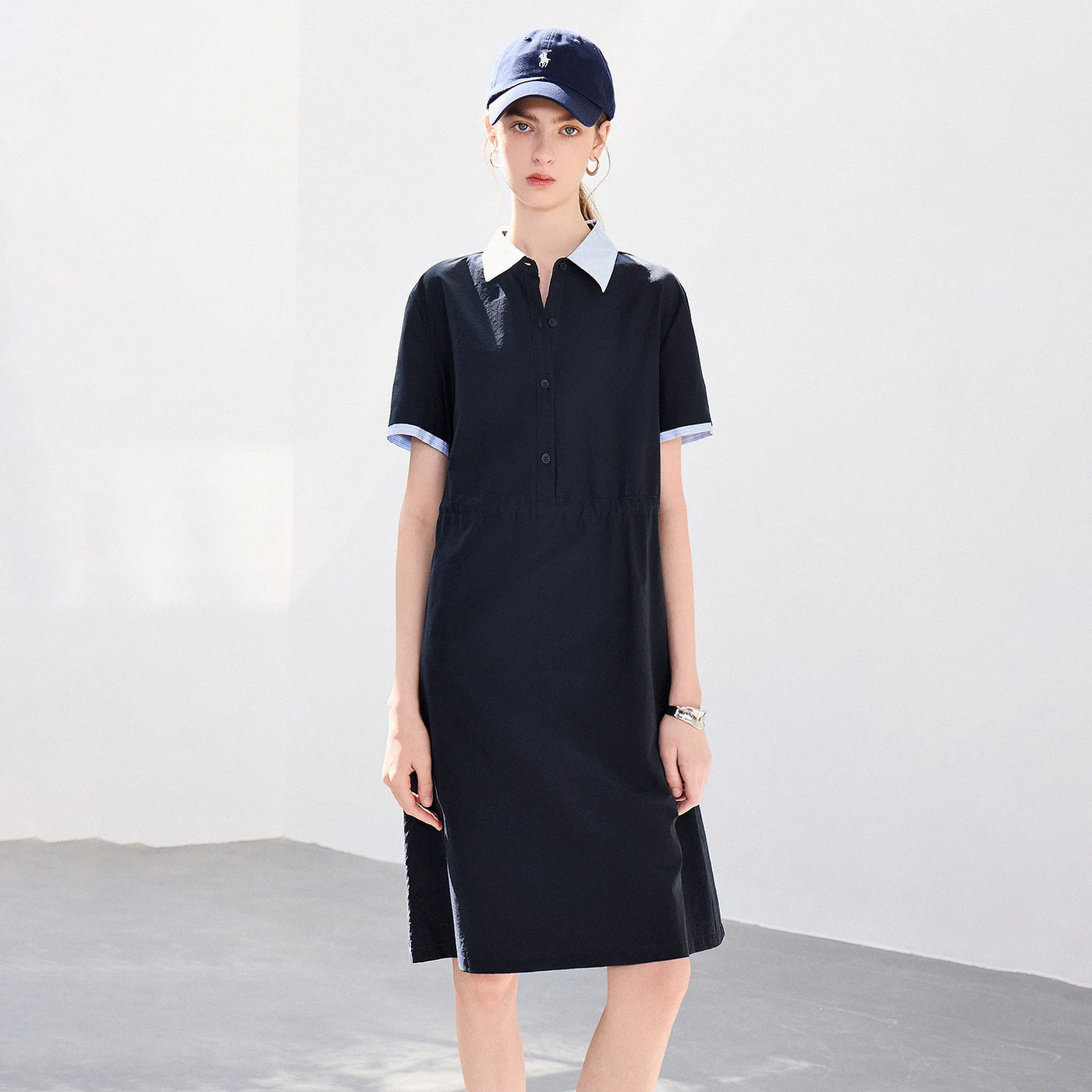Vestido Curto com Recortes e Cintura Marcada