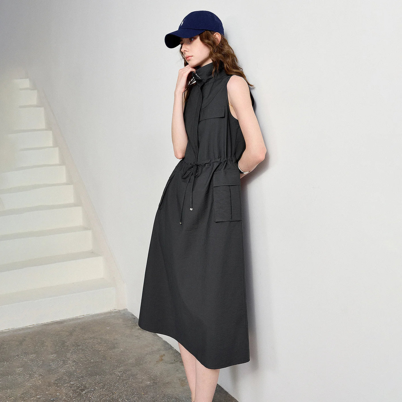 Vestido Midi Cinza-Chumbo Utilitário com Bolsos