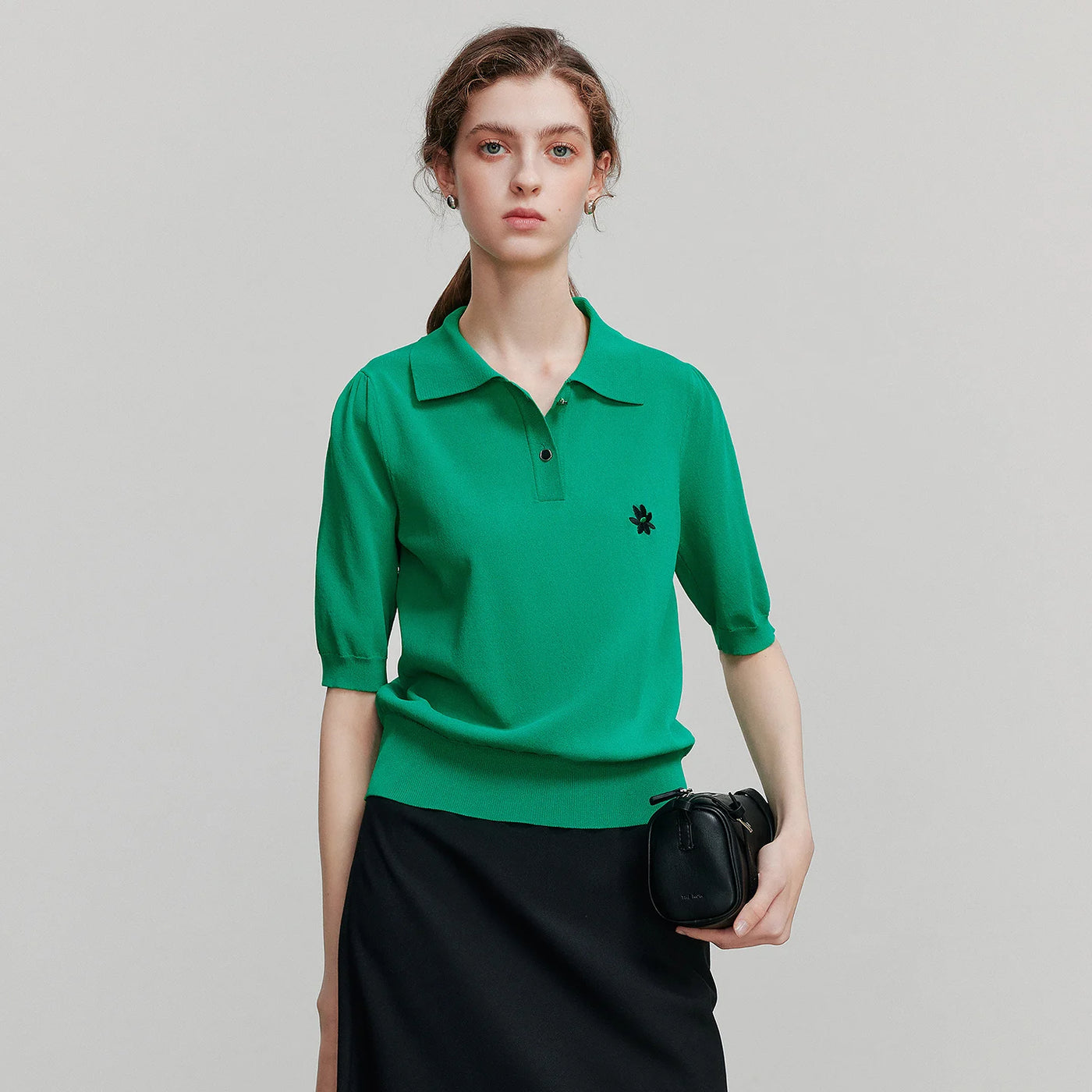 Blusa Feminina de Tricô com Gola Polo e Bordado