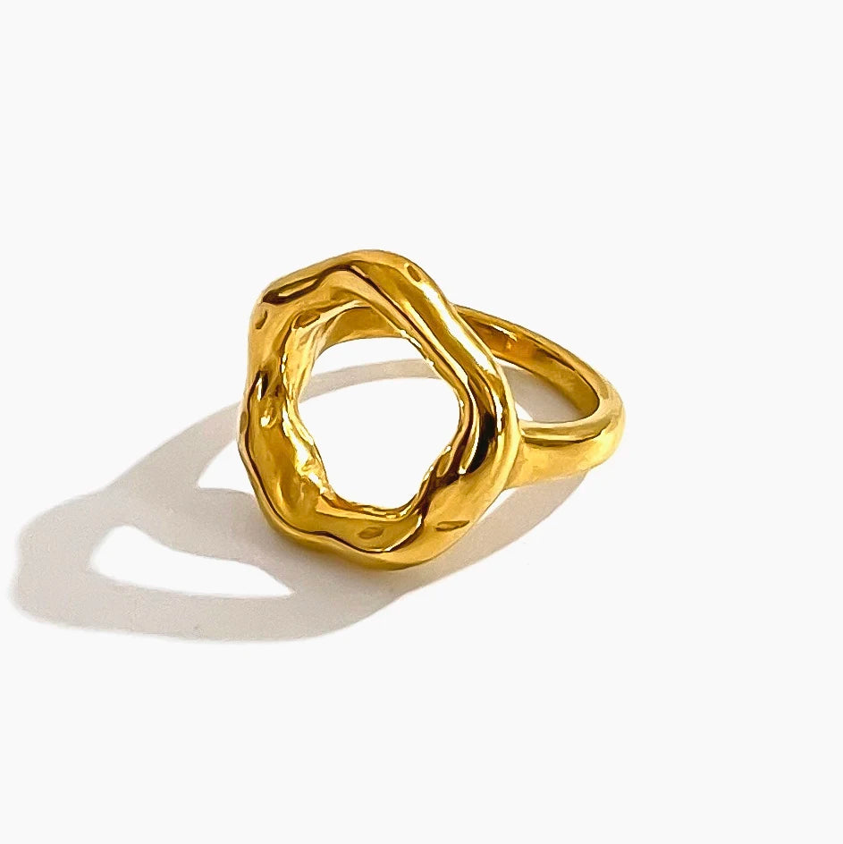 Anel Minimalista de Design Orgânico com Banho Ouro 18K