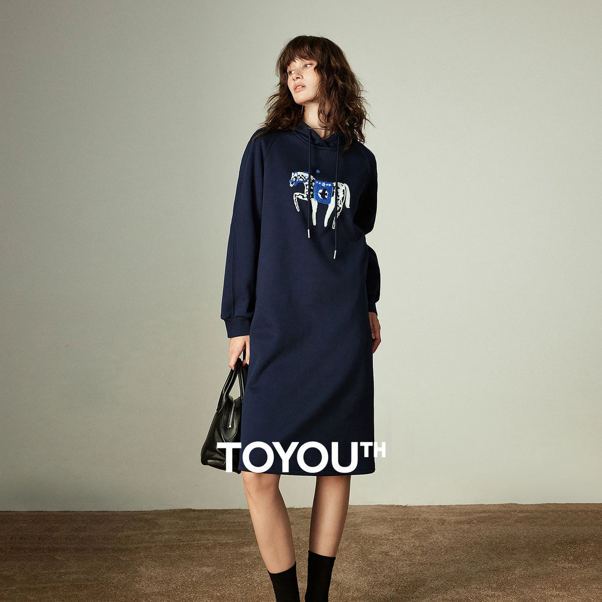 Vestido Moletom Midi com Capuz e Bordado de Cavalo