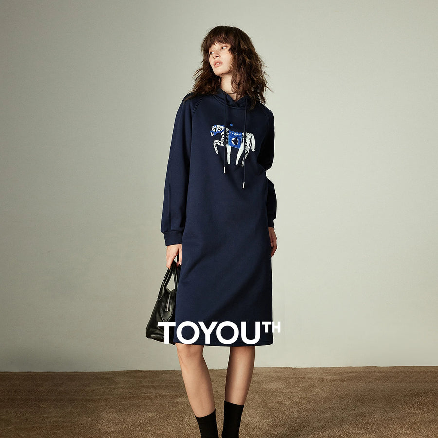 Vestido Moletom Midi com Capuz e Bordado de Cavalo