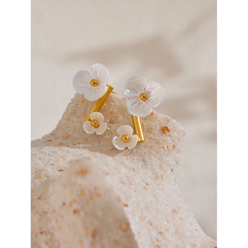 Brinco Flor Giratório com Concha Aço Inoxidável Ouro