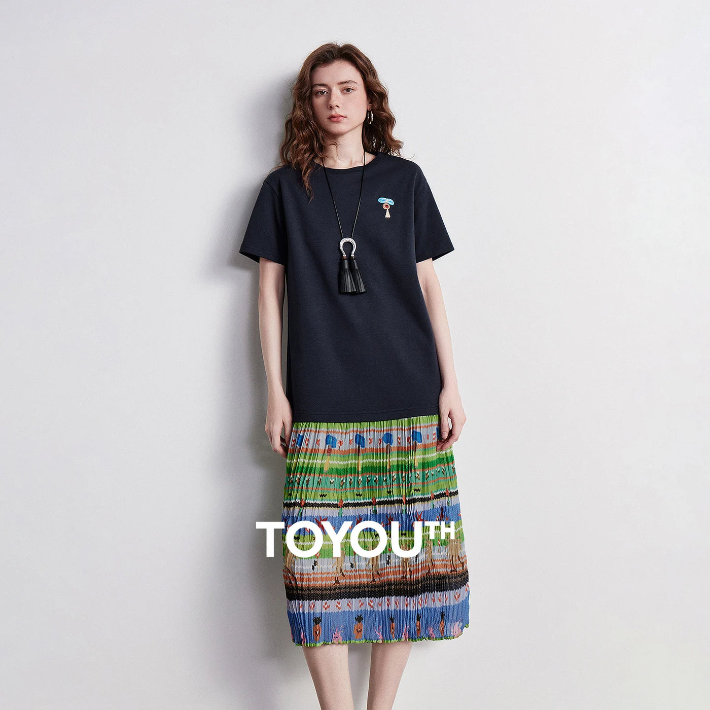 Vestido Camiseta Midi Artístico com Recortes
