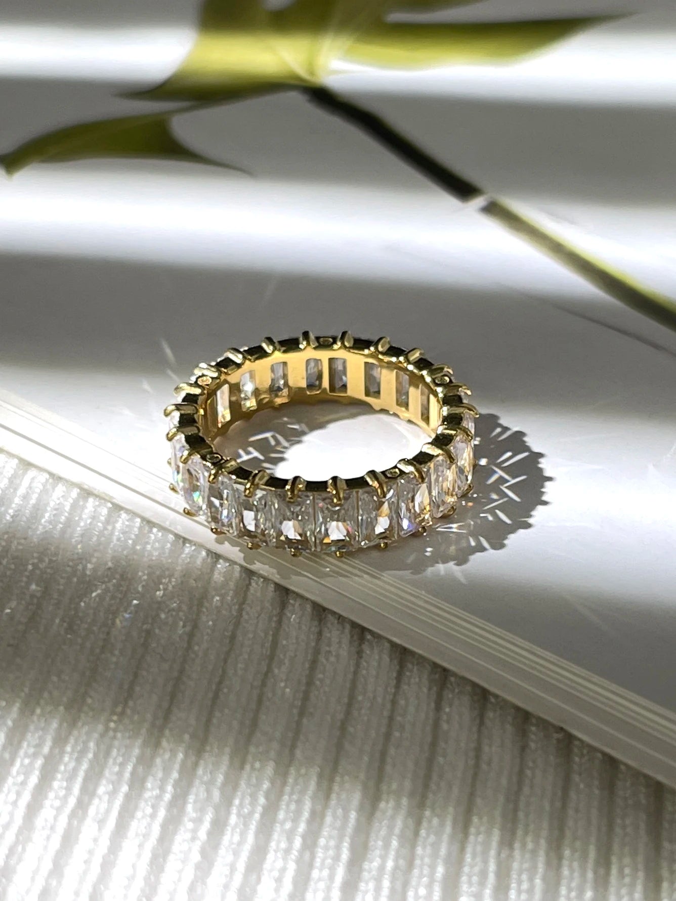 Anel Aliança Baguete com Zircônia e Banho Ouro 18K