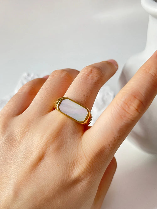 Anel Retangular com Madrepérola Preta e Banho Ouro 18K