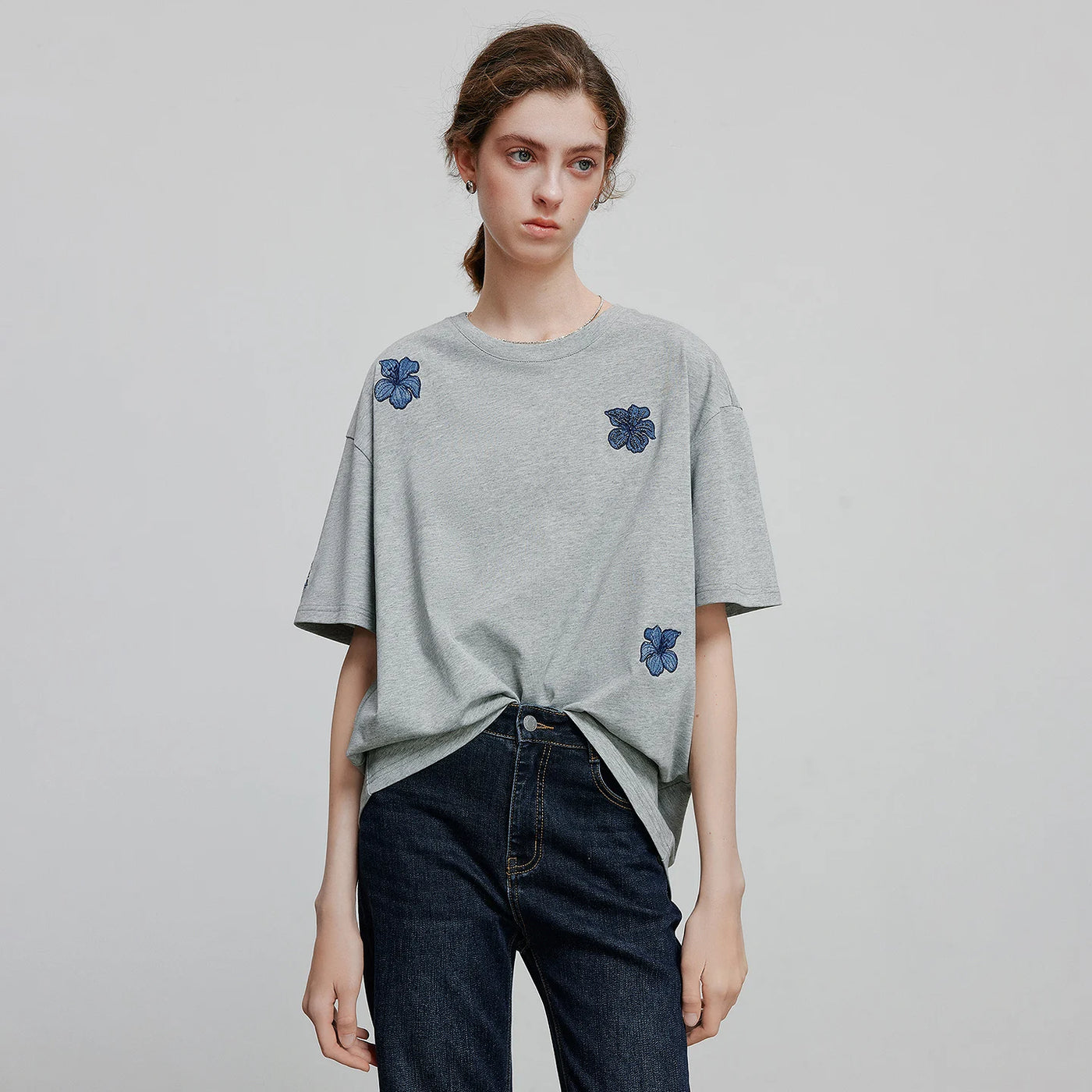 Camiseta Feminina de Algodão com Bordado Floral Jeans