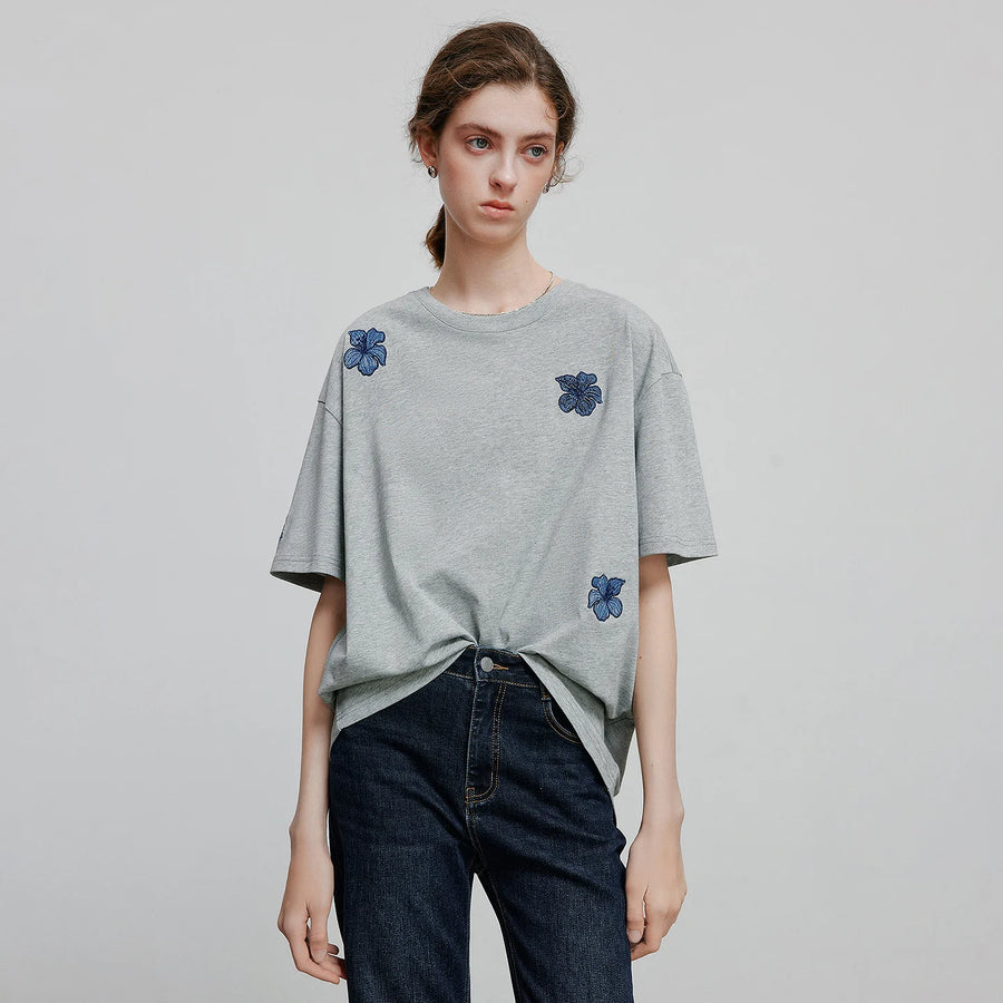 Camiseta Feminina de Algodão com Bordado Floral Jeans