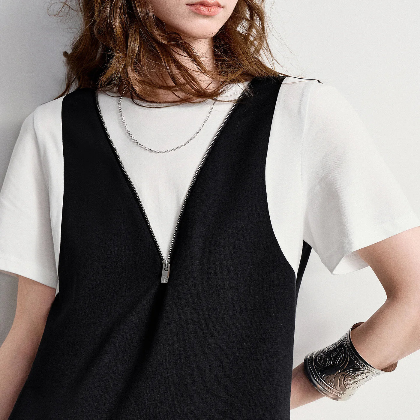 Vestido Midi Bicolor com Decote V e Zíper