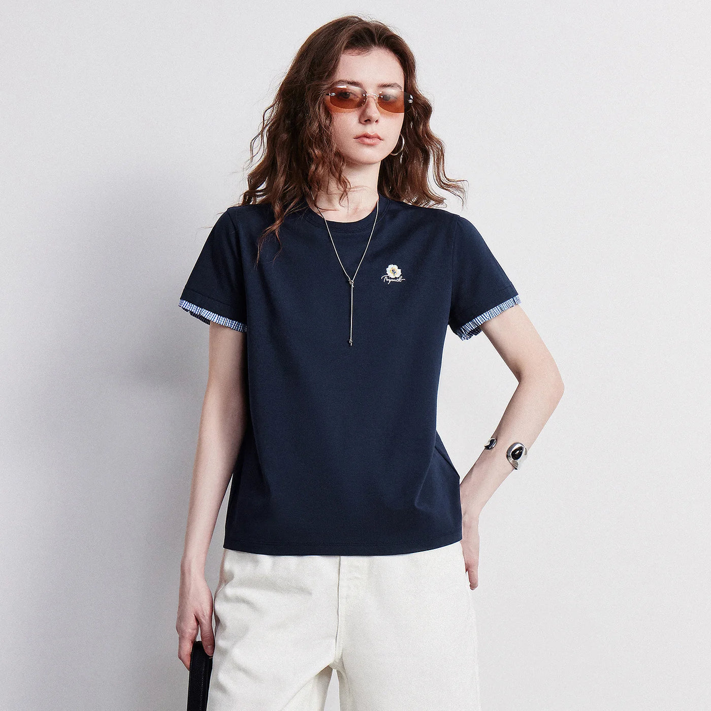 Camiseta Feminina Xadrez de Algodão com Bordado Floral
