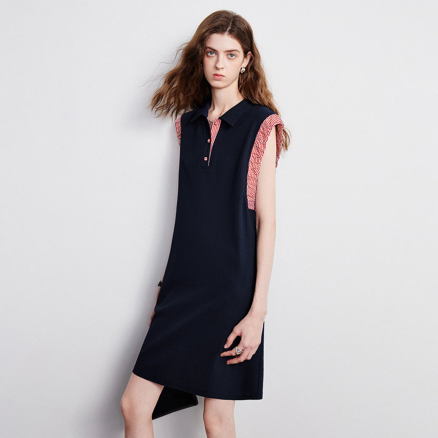 Vestido Polo Curto Sem Manga com Recortes
