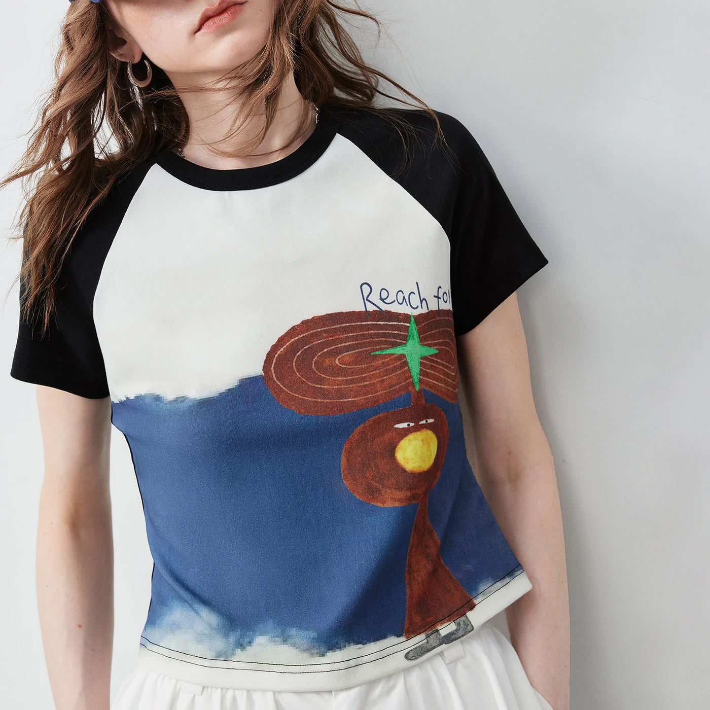 Camiseta Feminina Slim com Estampa Criatura Fantástica