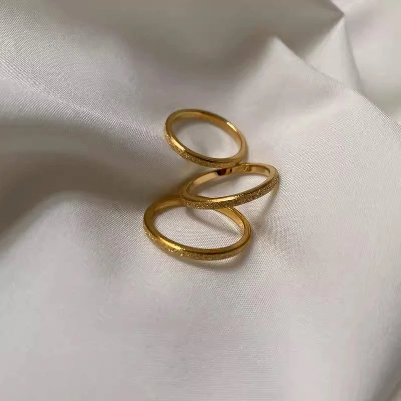 Anel Empilhável Martelado com Banho Ouro 18K