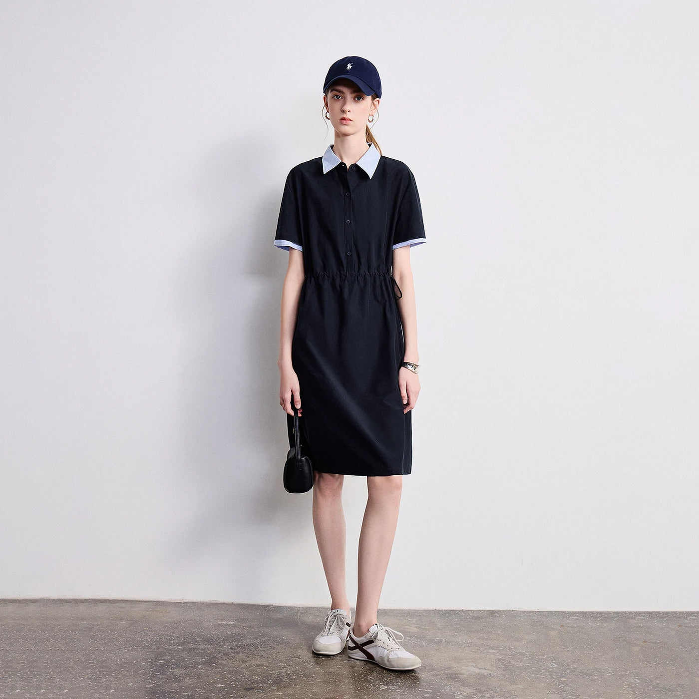 Vestido Curto com Recortes e Cintura Marcada