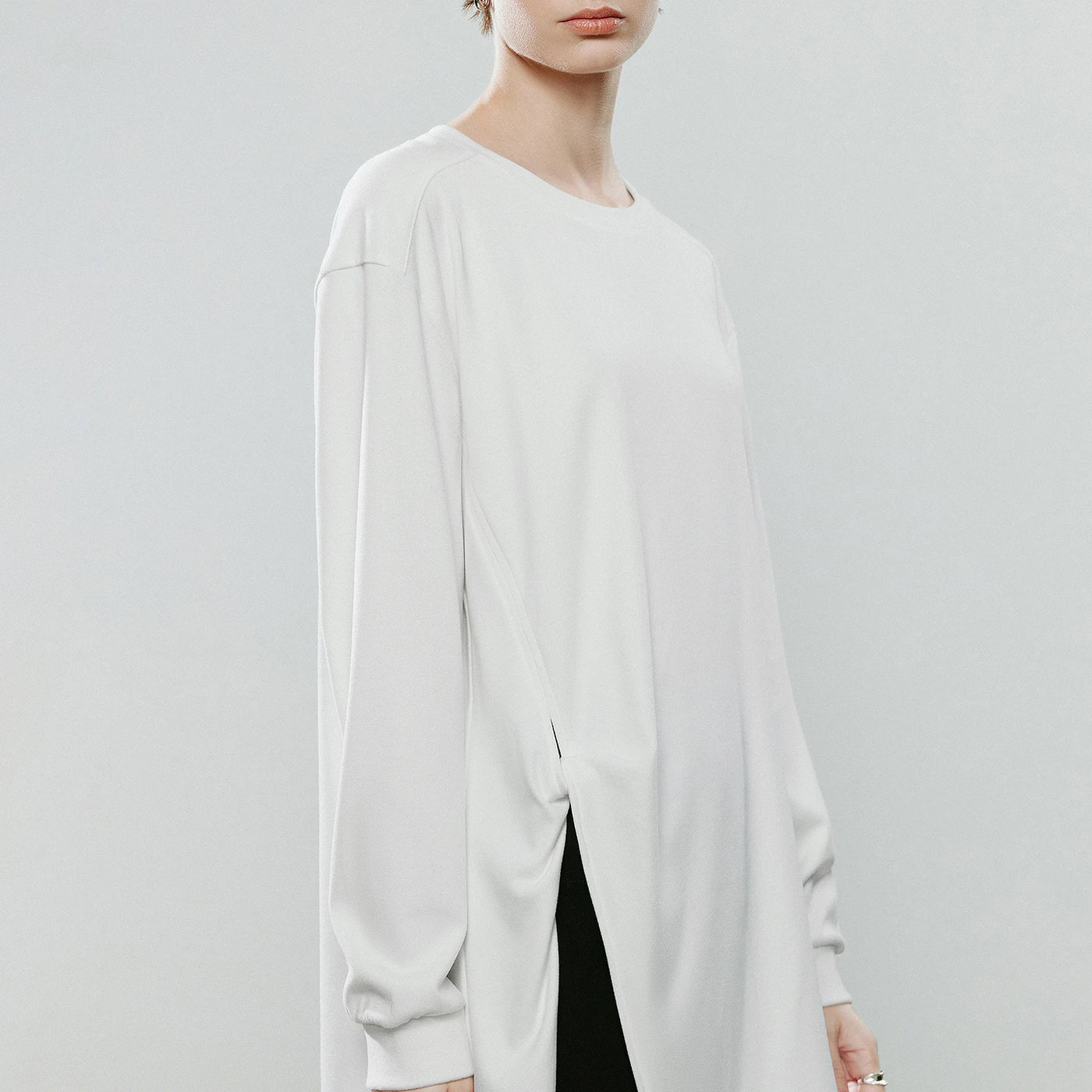 Blusa Feminina Assimétrica de Fleece com Fenda Lateral