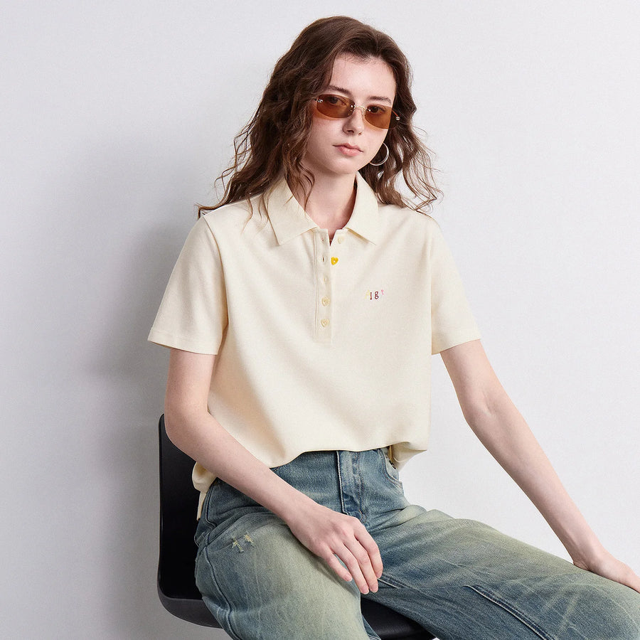 Camiseta Polo Feminina com Botão Coração e Bordado Colorido