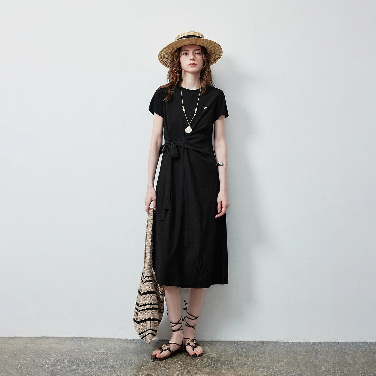 Vestido Camiseta Midi com Torção e Modelagem Ajustada
