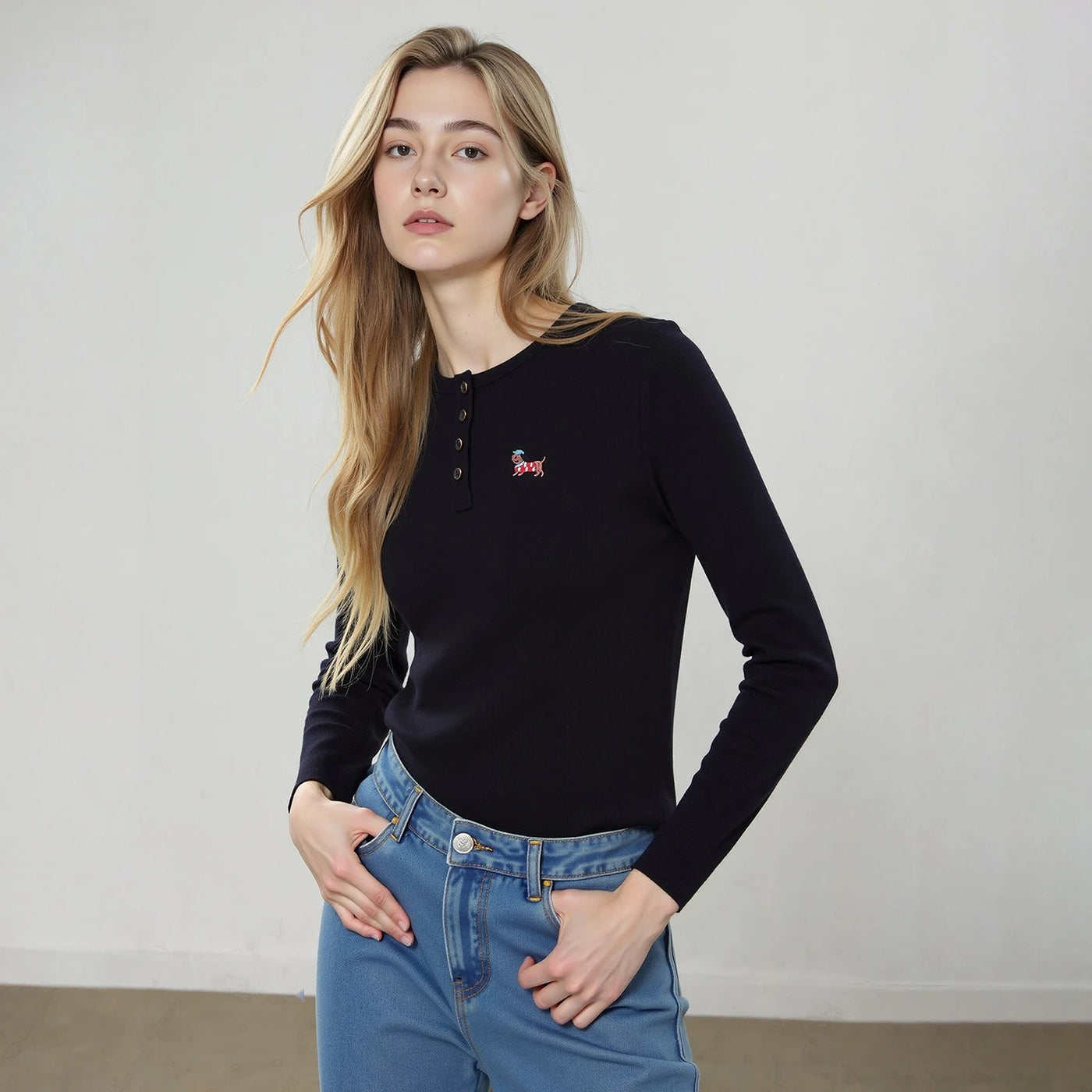 Camiseta Feminina Assimétrica com Bordado Cachorro