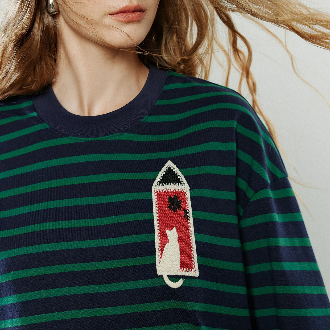 Blusa Feminina Manga Longa com Bordado Gato