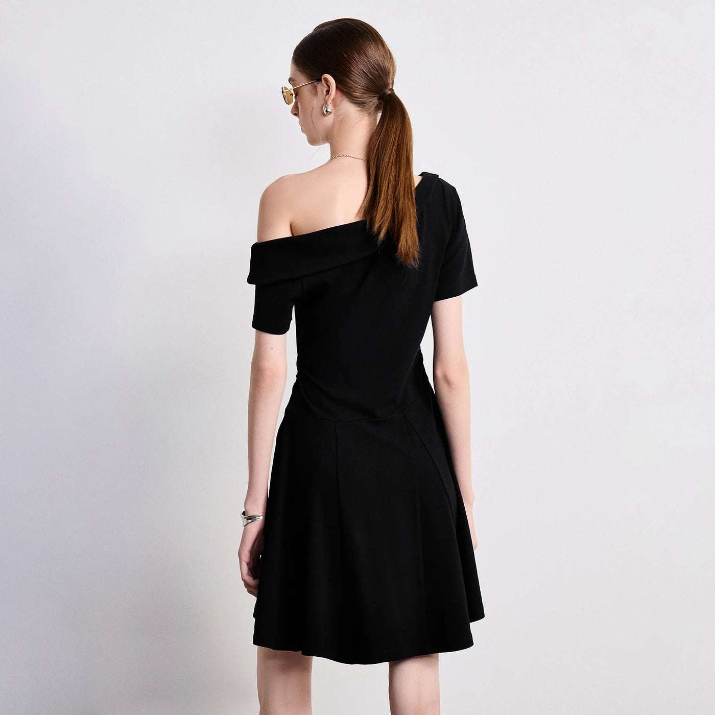 Vestido Curto Assimétrico Ombro a Ombro Preto