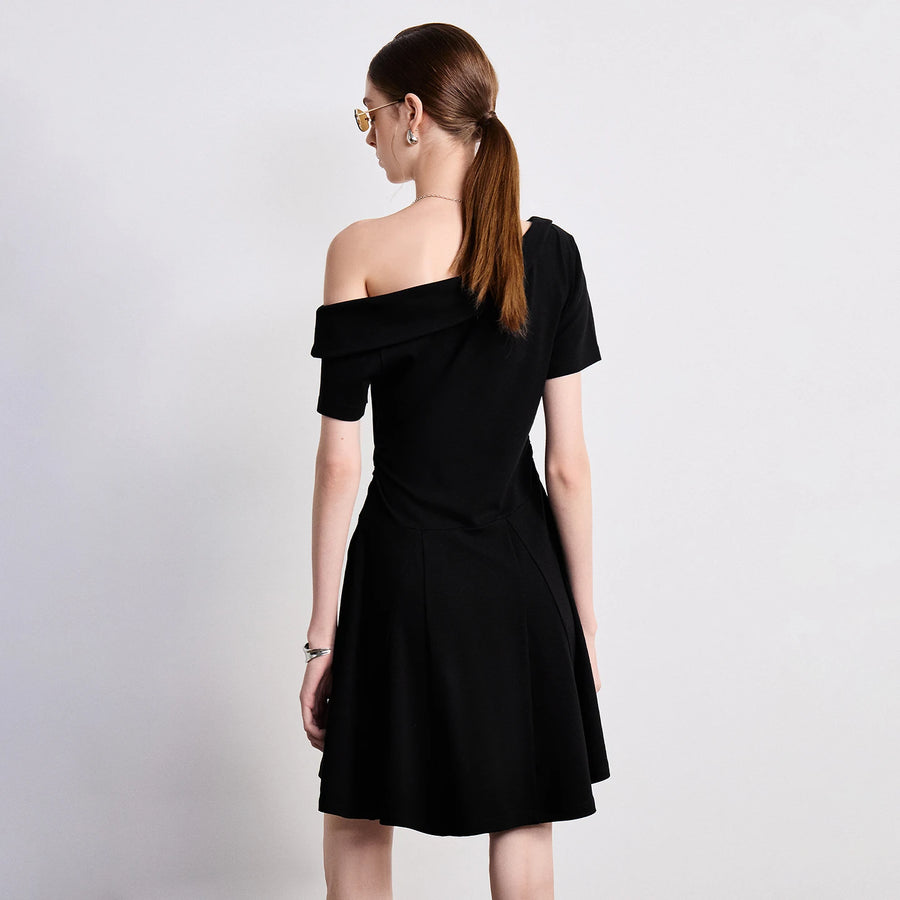 Vestido Curto Assimétrico Ombro a Ombro Preto