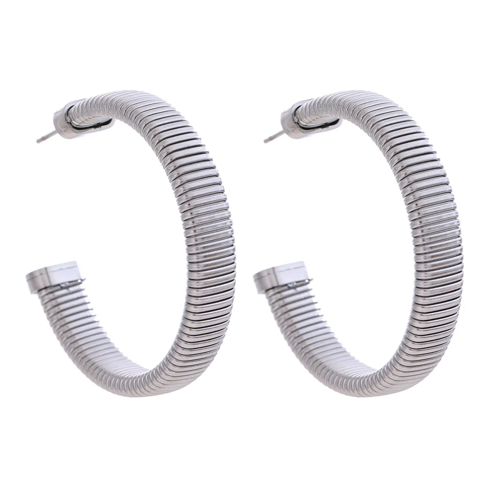 Brinco de Argola C Texturizado em Aço Inoxidável