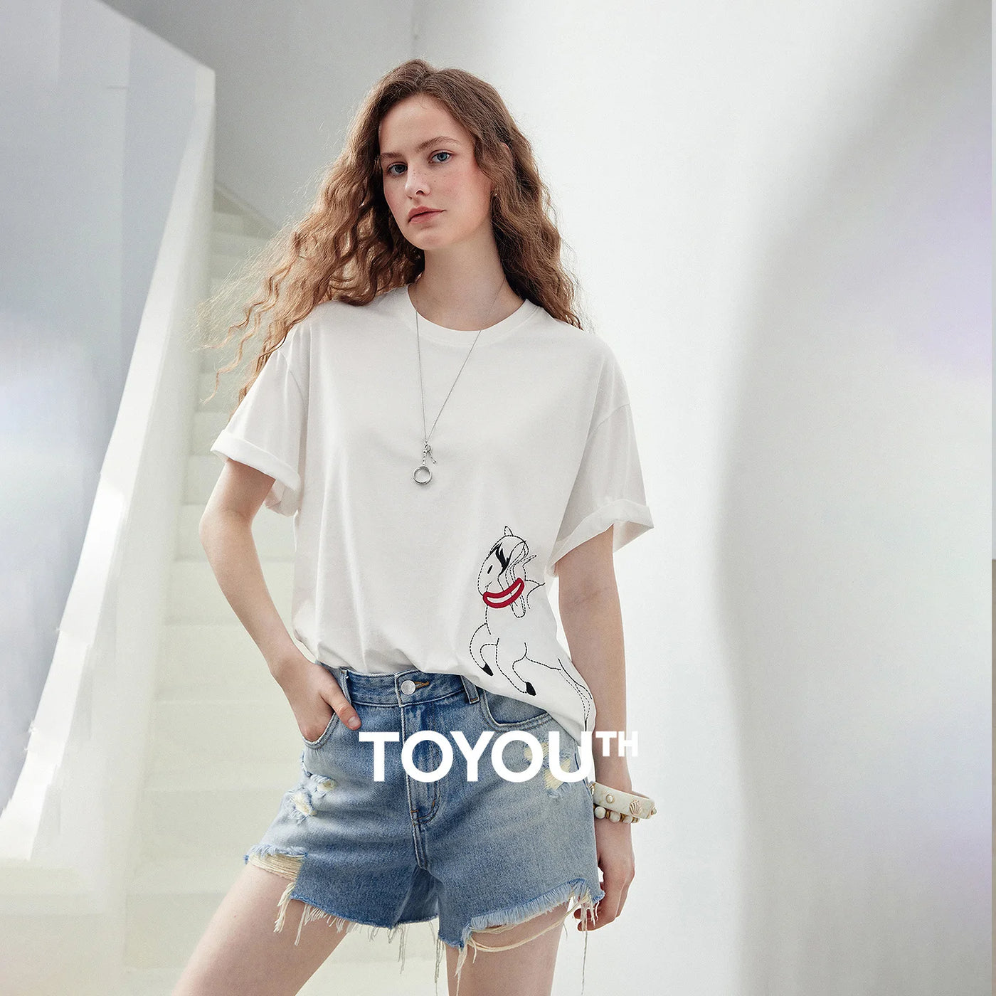 Camiseta Feminina de Algodão com Bordado Pégaso
