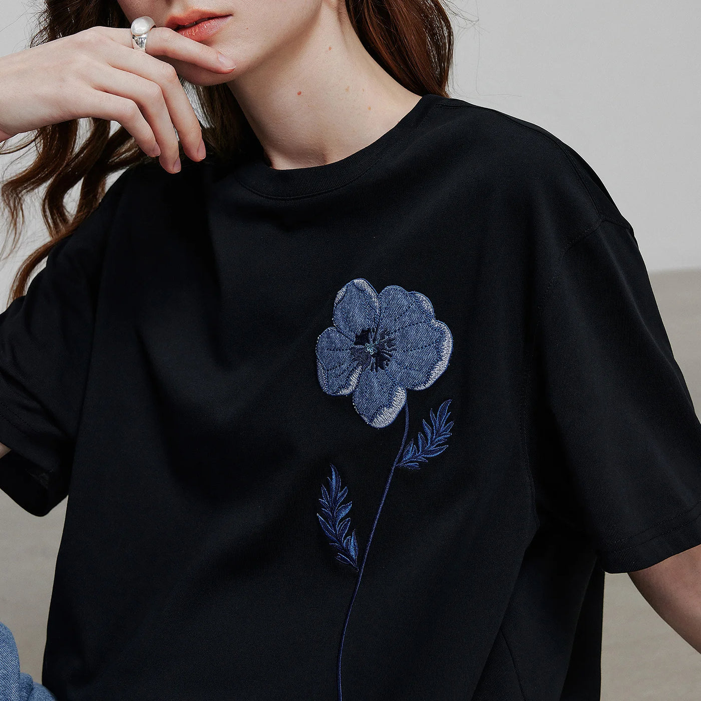 Camiseta Feminina de Algodão com Bordado Papoula Jeans