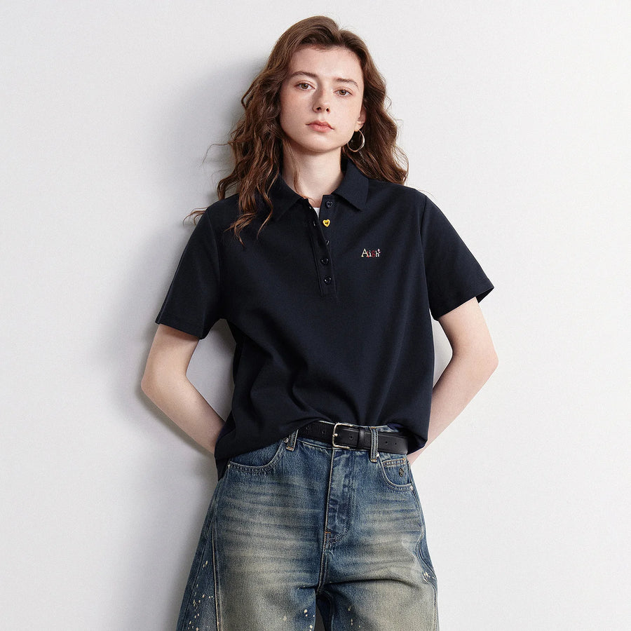Camiseta Polo Feminina com Botão Coração e Bordado Colorido