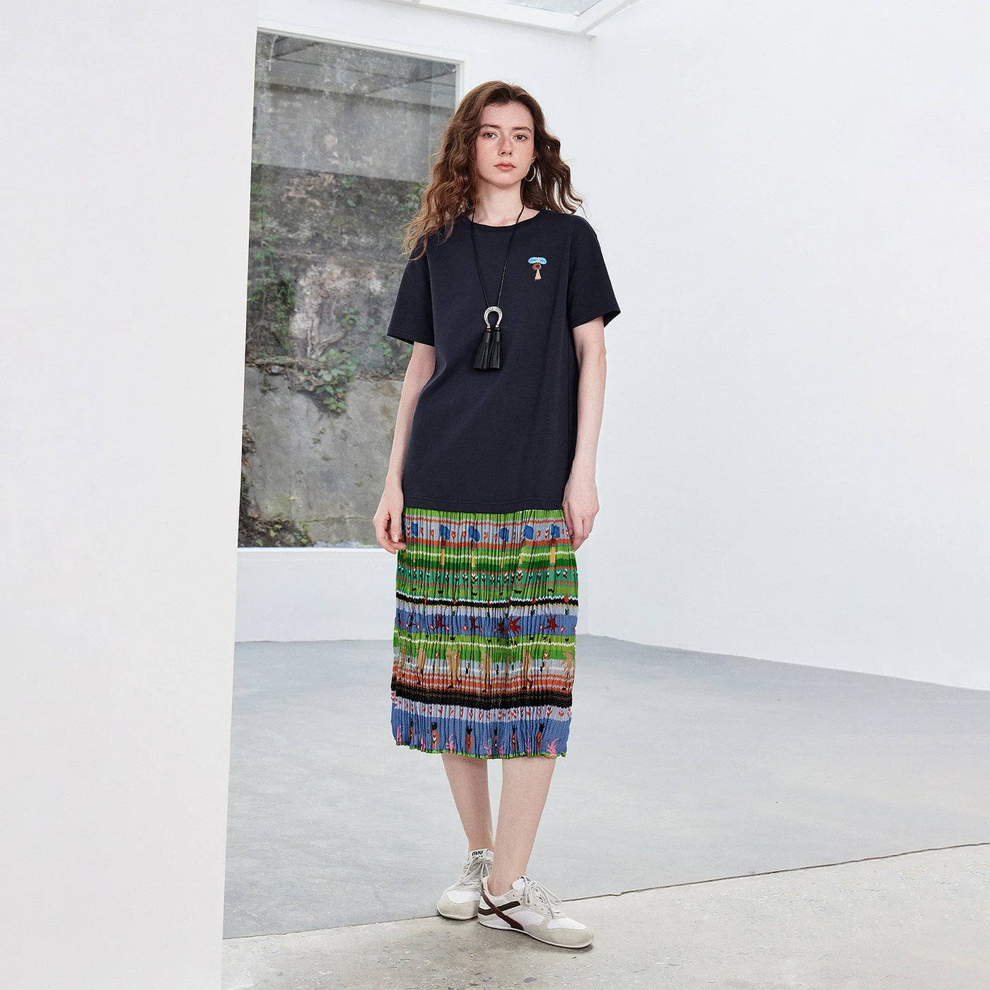 Vestido Camiseta Midi Artístico com Recortes