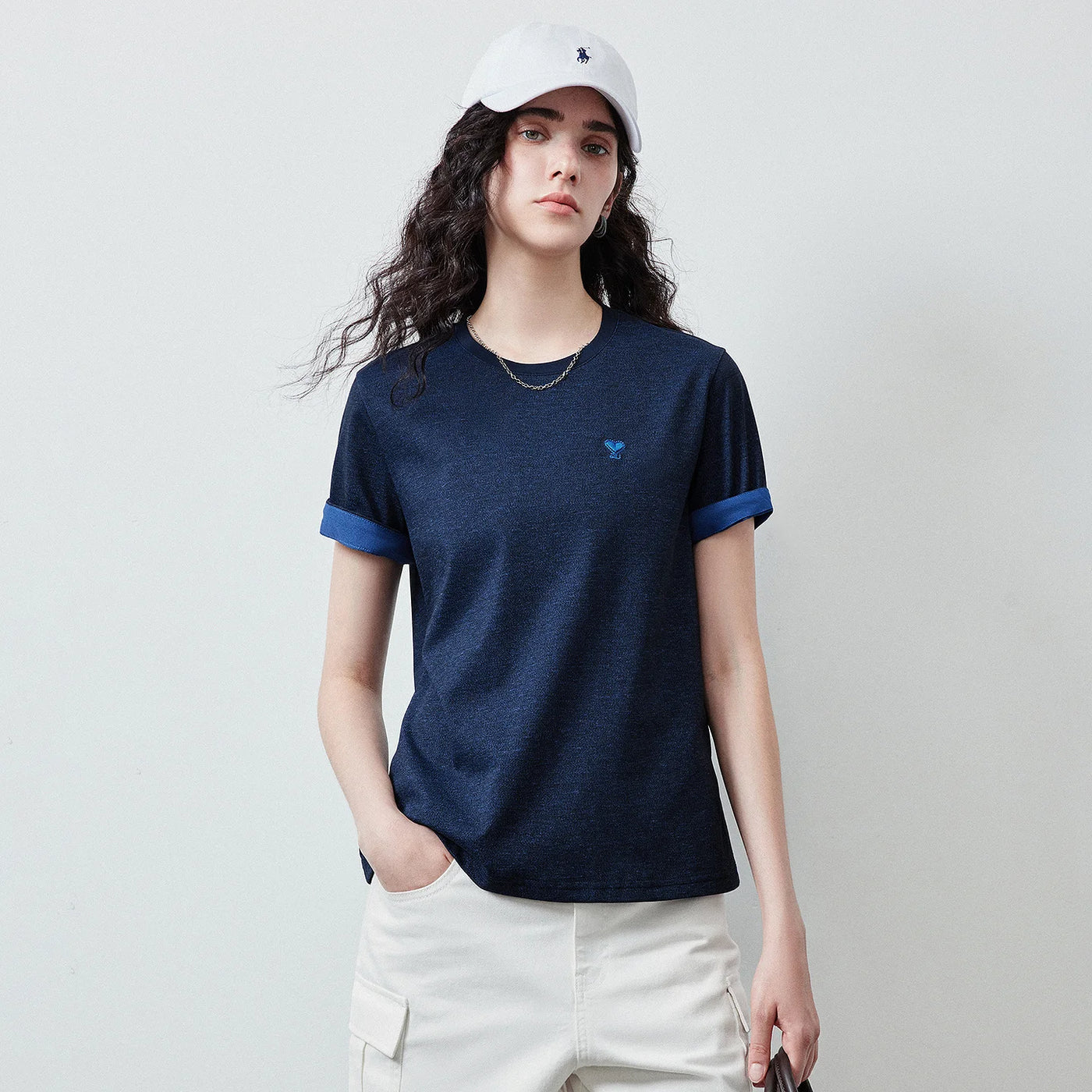 Camiseta Feminina Slim com Bordado de Coração