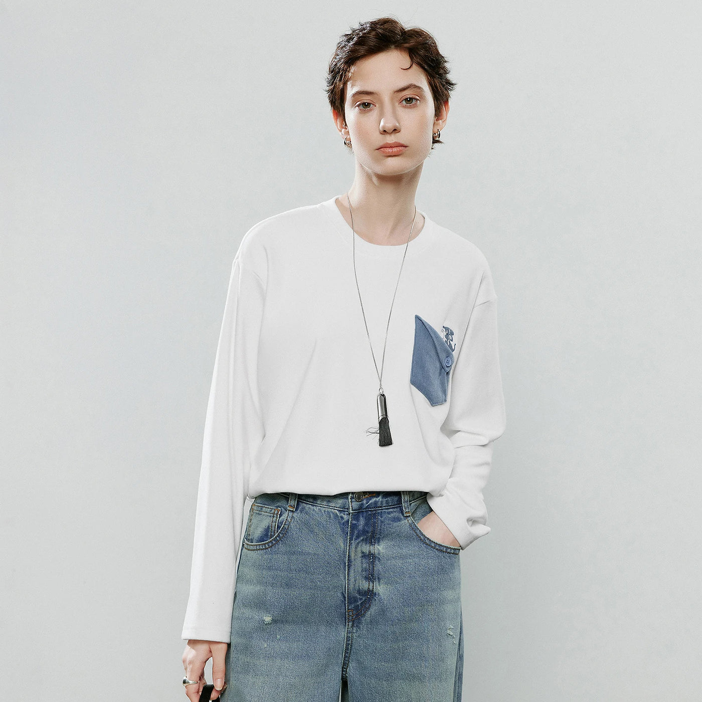 Blusa Feminina Assimétrica com Bordado Cachorro e Bolso