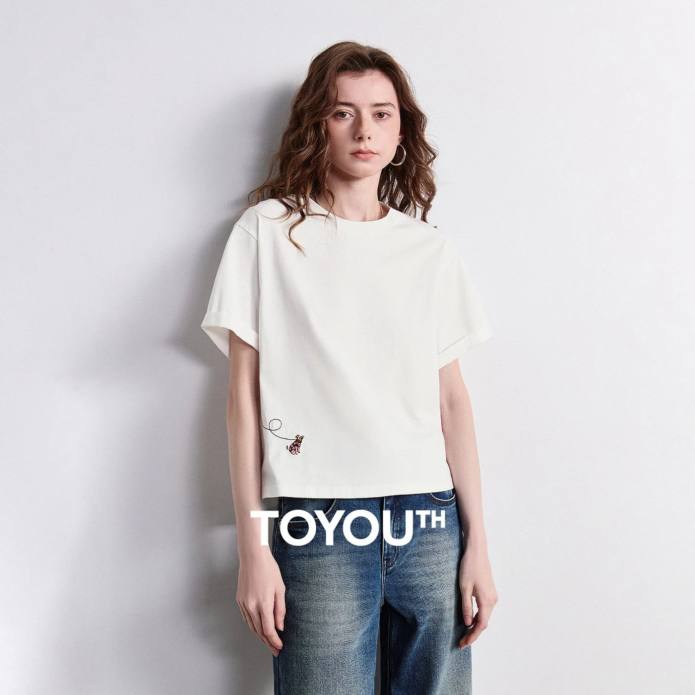 Camiseta Feminina de Algodão Assimétrica com Bordado Cachorro