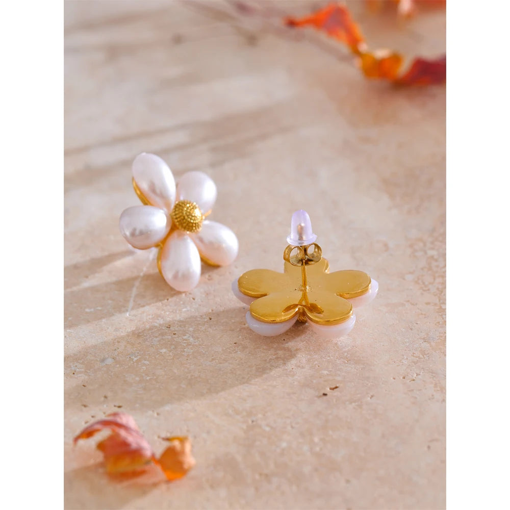 Brinco Flor Clássica com Pérola
