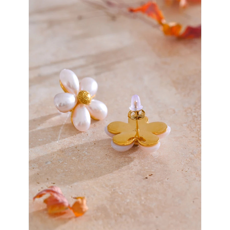 Brinco Flor Clássica com Pérola