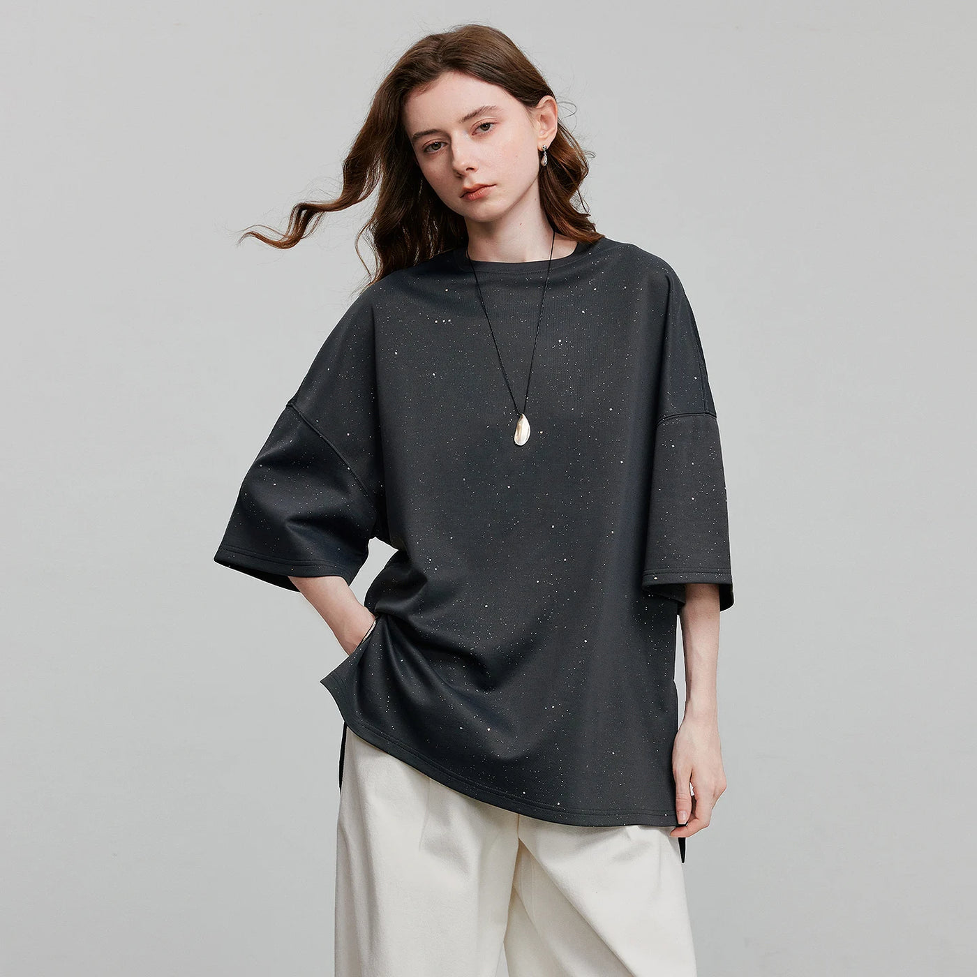 Camiseta Feminina Prateada Assimétrica com Fenda