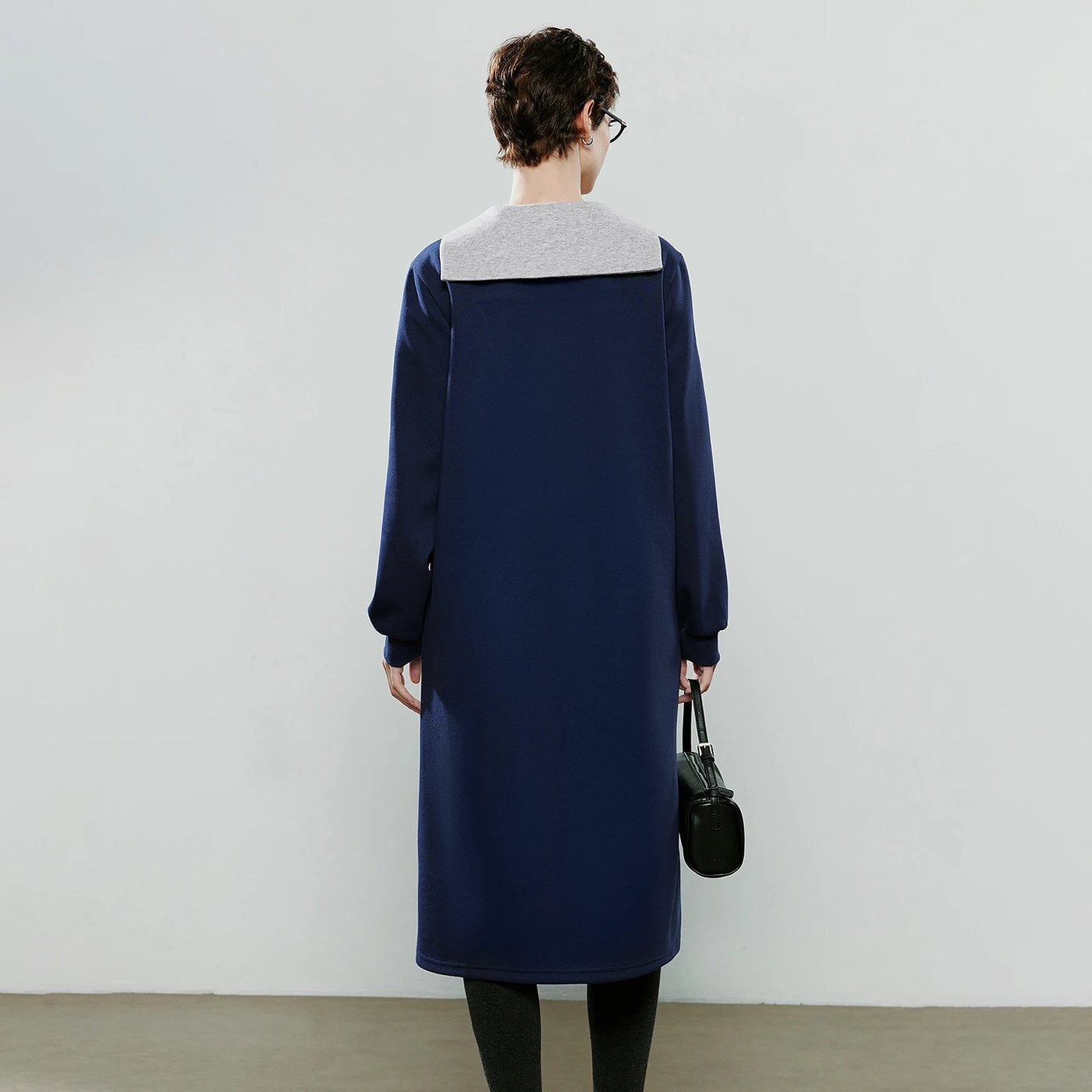 Vestido Moletom Midi com Gola Marinheiro e Bordado