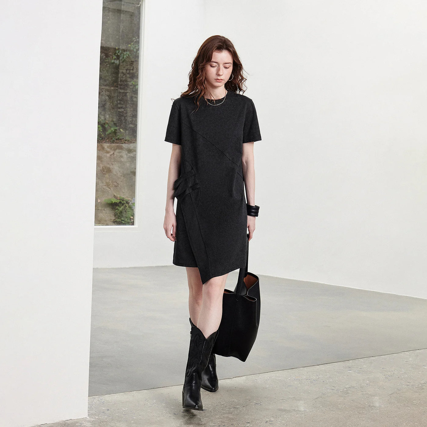 Vestido Camiseta Curto de Algodão com Barra Assimétrica