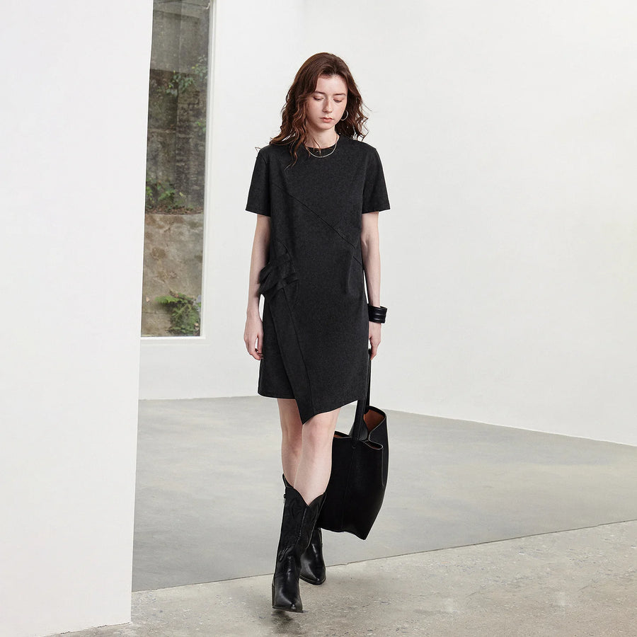 Vestido Camiseta Curto de Algodão com Barra Assimétrica