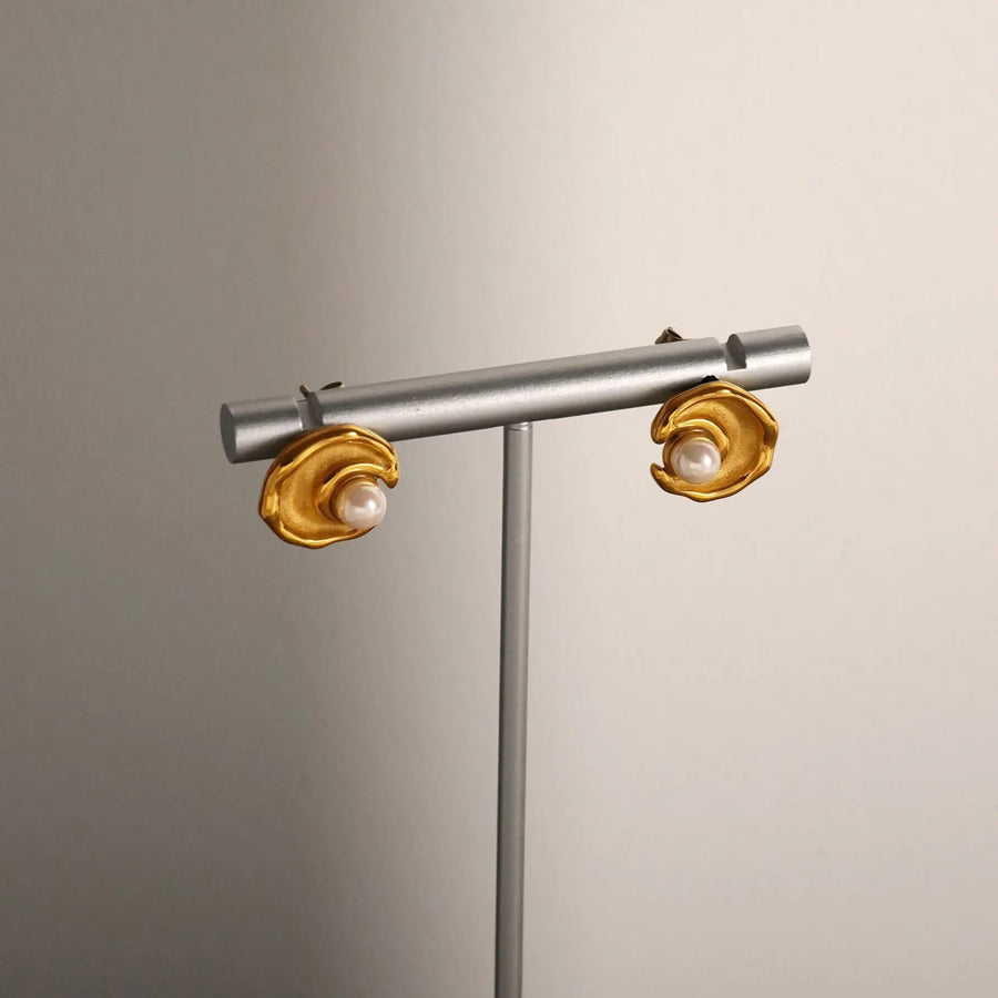 Brinco de Pino Geométrico com Pérola e Banho Ouro 18K