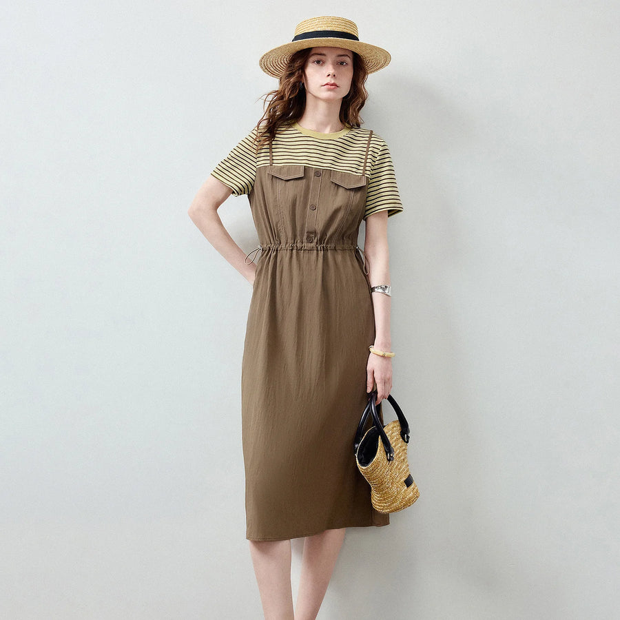 Vestido Camiseta Midi Listrado com Cintura Marcada