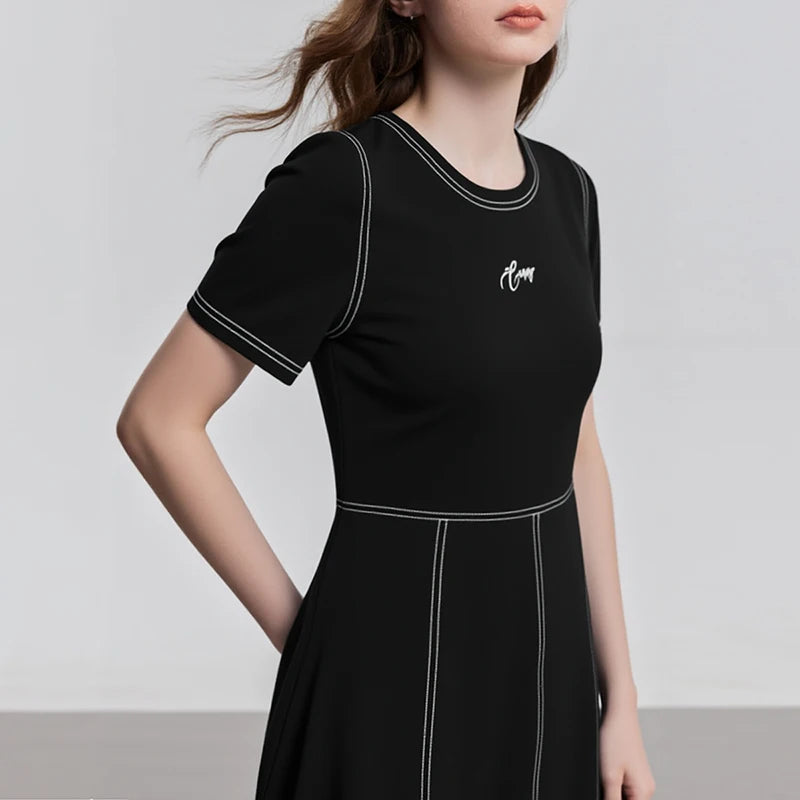 Vestido Curto com Cintura Contrastante Bordada