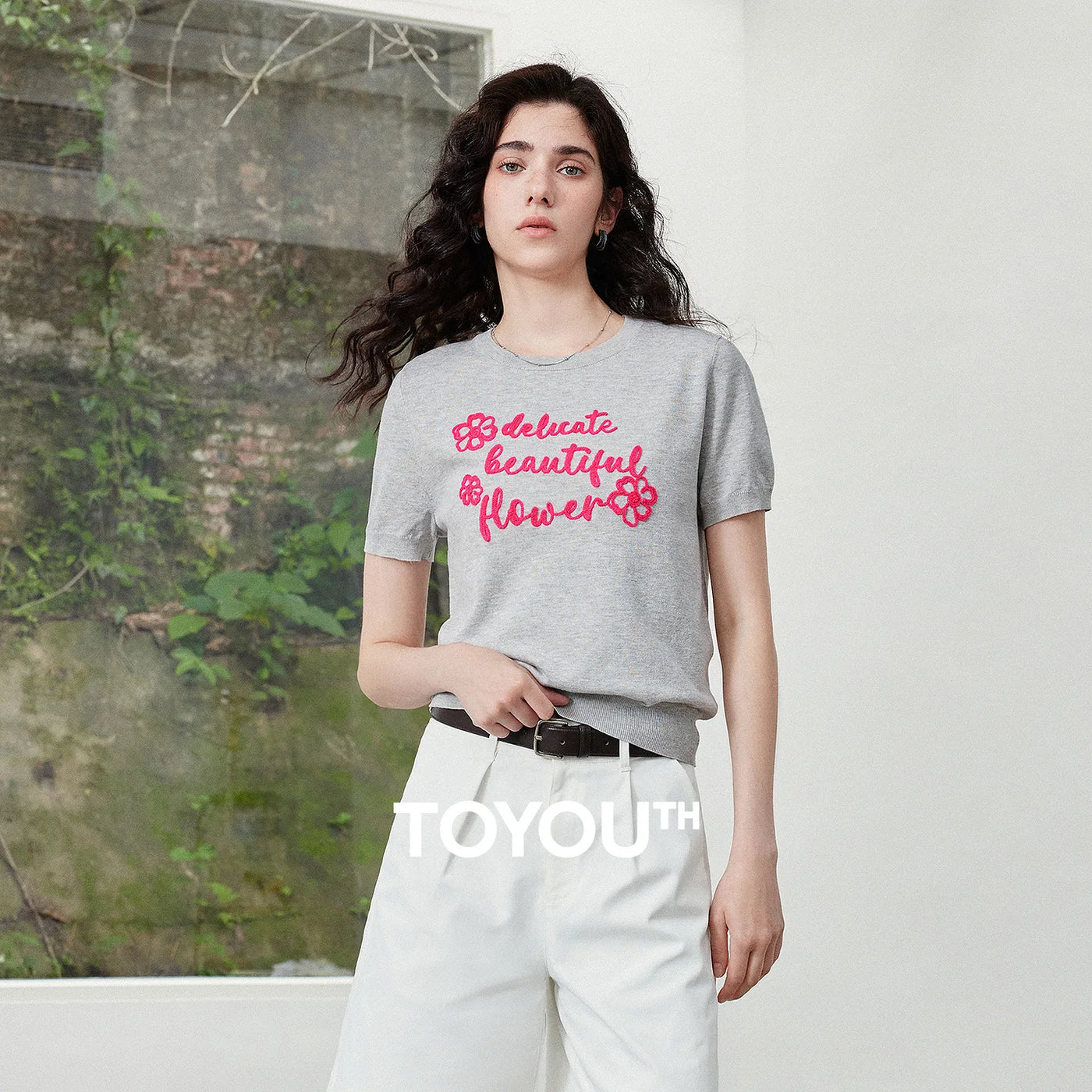 Blusa Feminina de Tricô Ice Silk com Bordado Floral