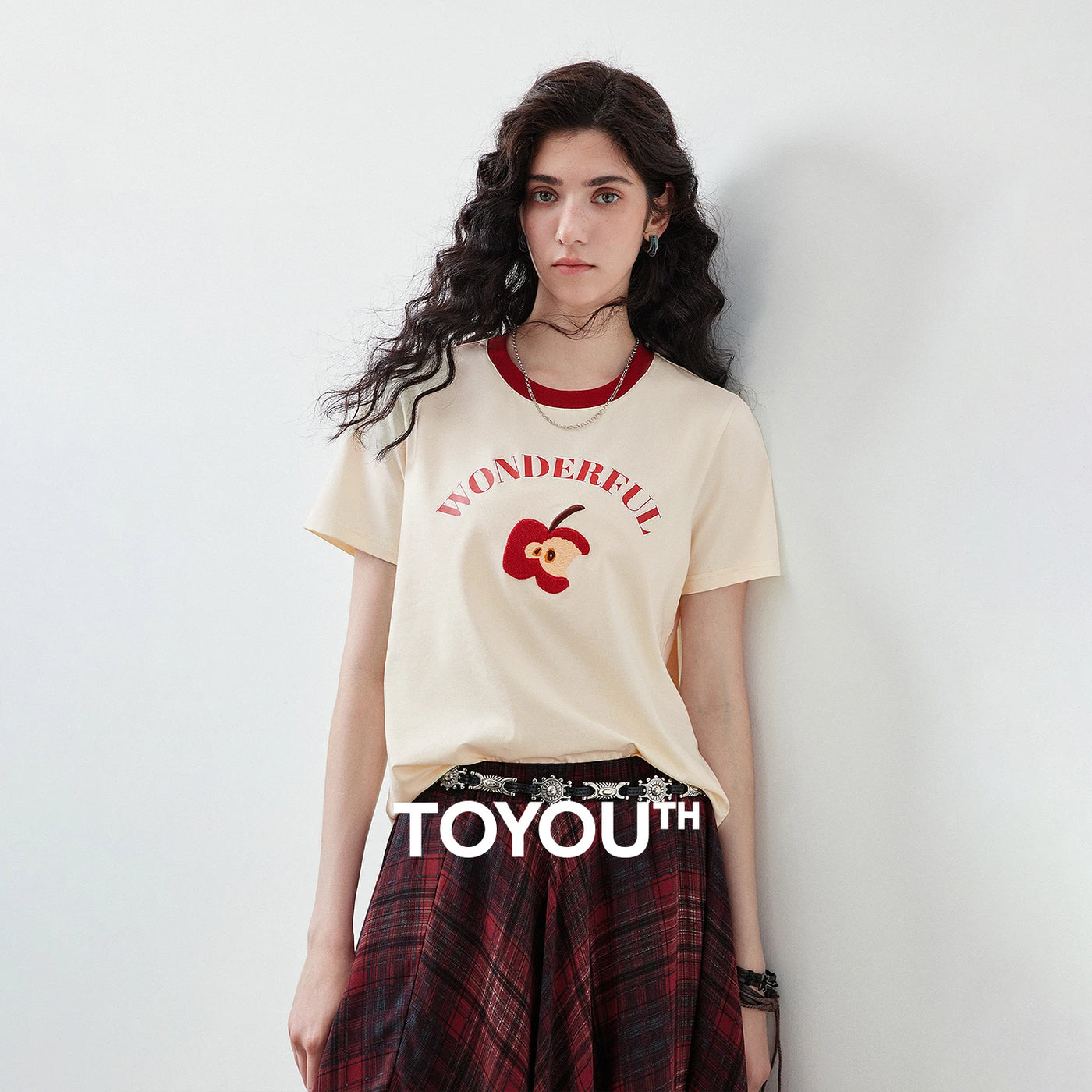 Camiseta Feminina Color Block de Liocel com Bordado Maçã