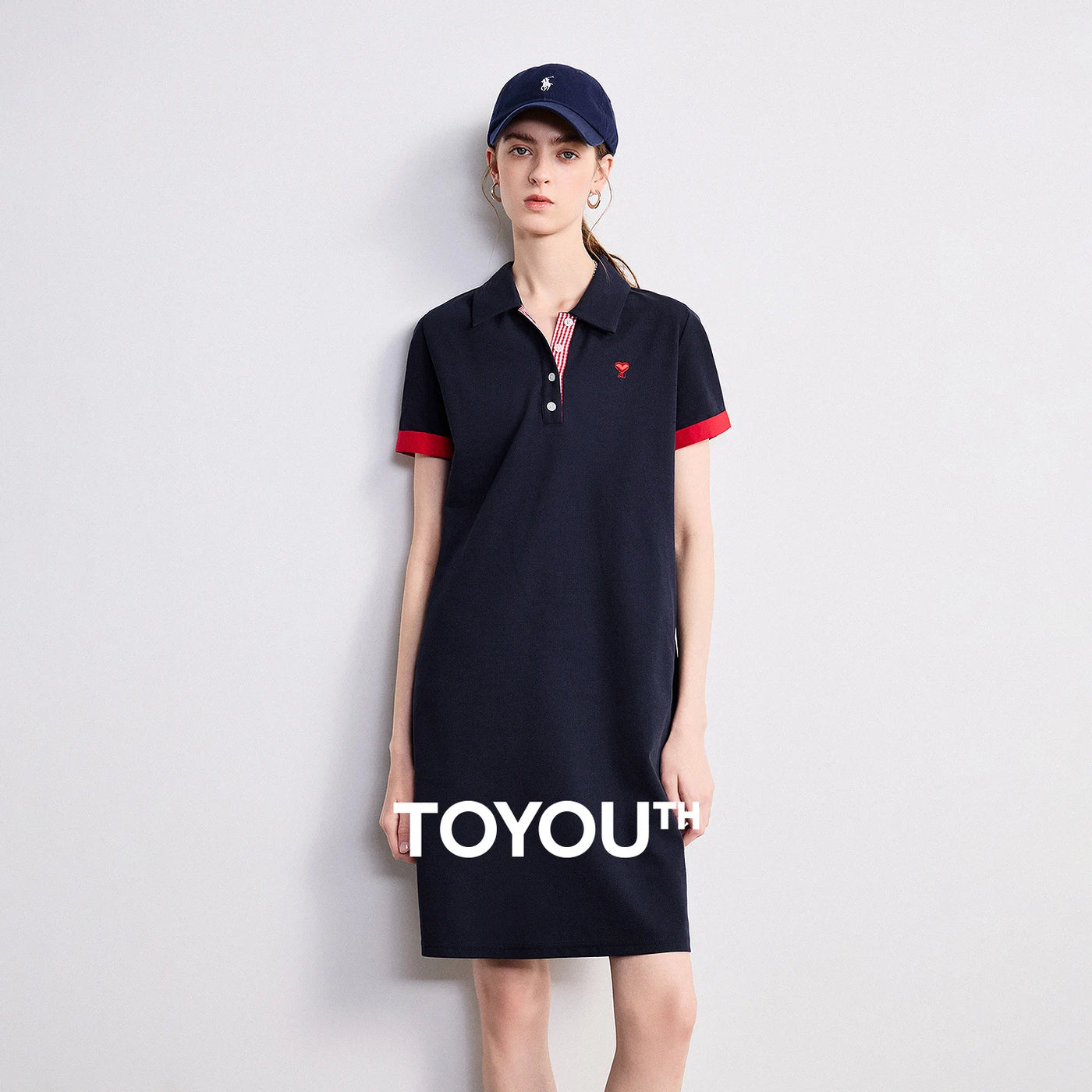 Vestido Polo Curto com Contraste de Cor e Bordado