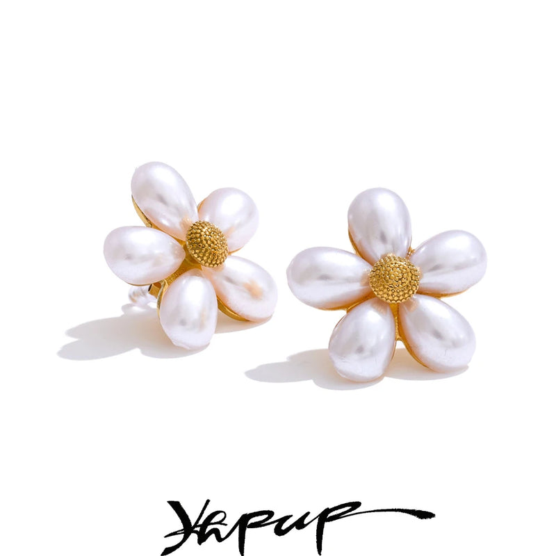 Brinco Flor Clássica com Pérola Simulada