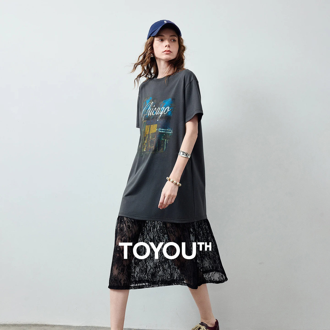 Vestido Camiseta Midi com Renda e Recortes