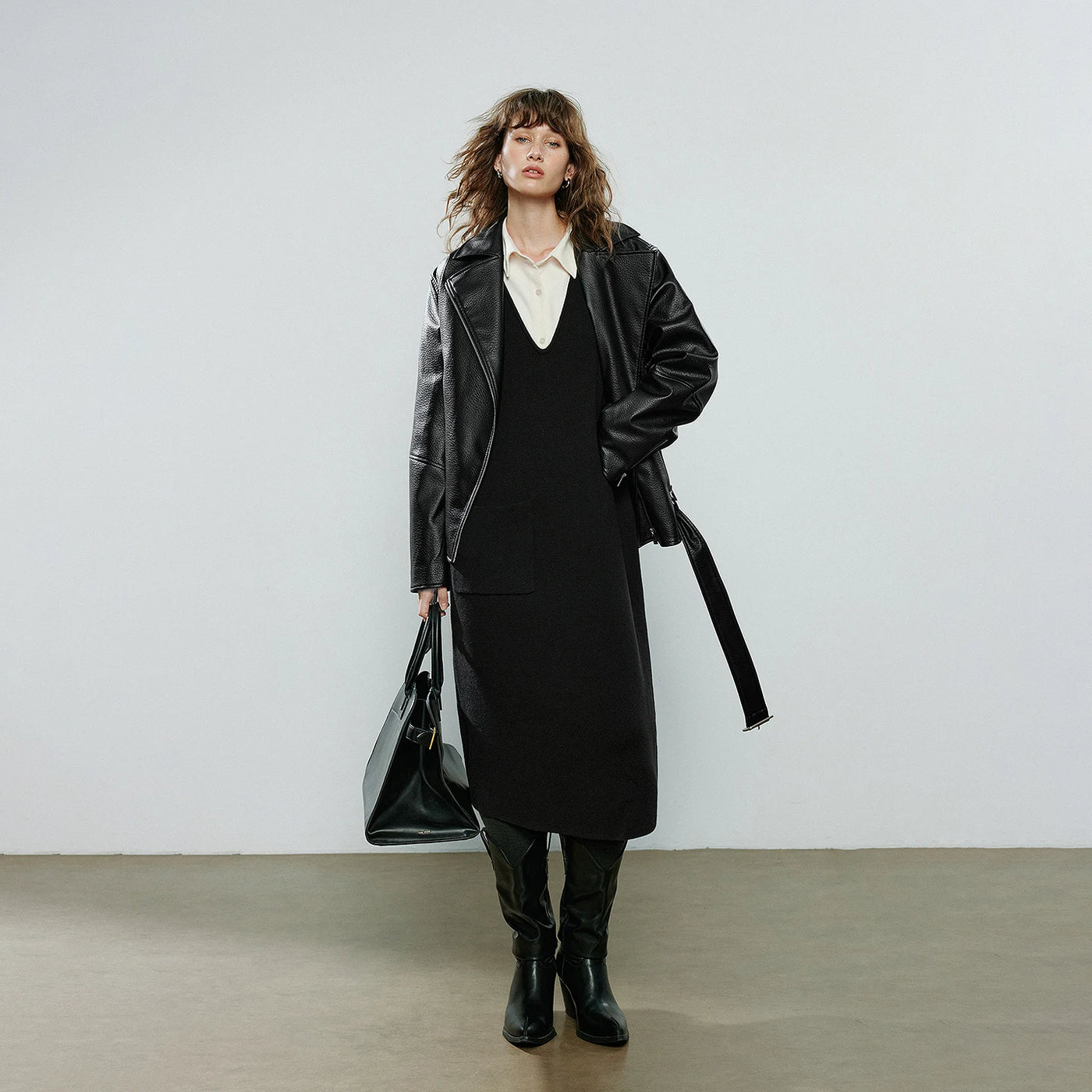 Vestido Colete Preto de Malha com Decote V e Bolsos